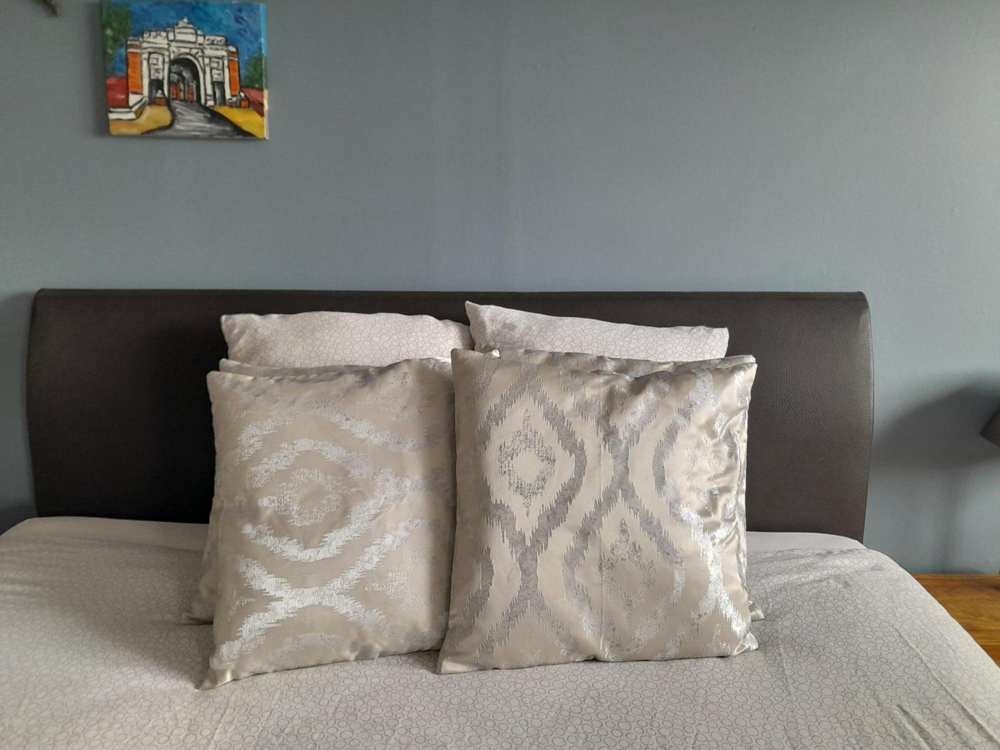 イープル Juliette'S Bed & Breakfast エクステリア 写真